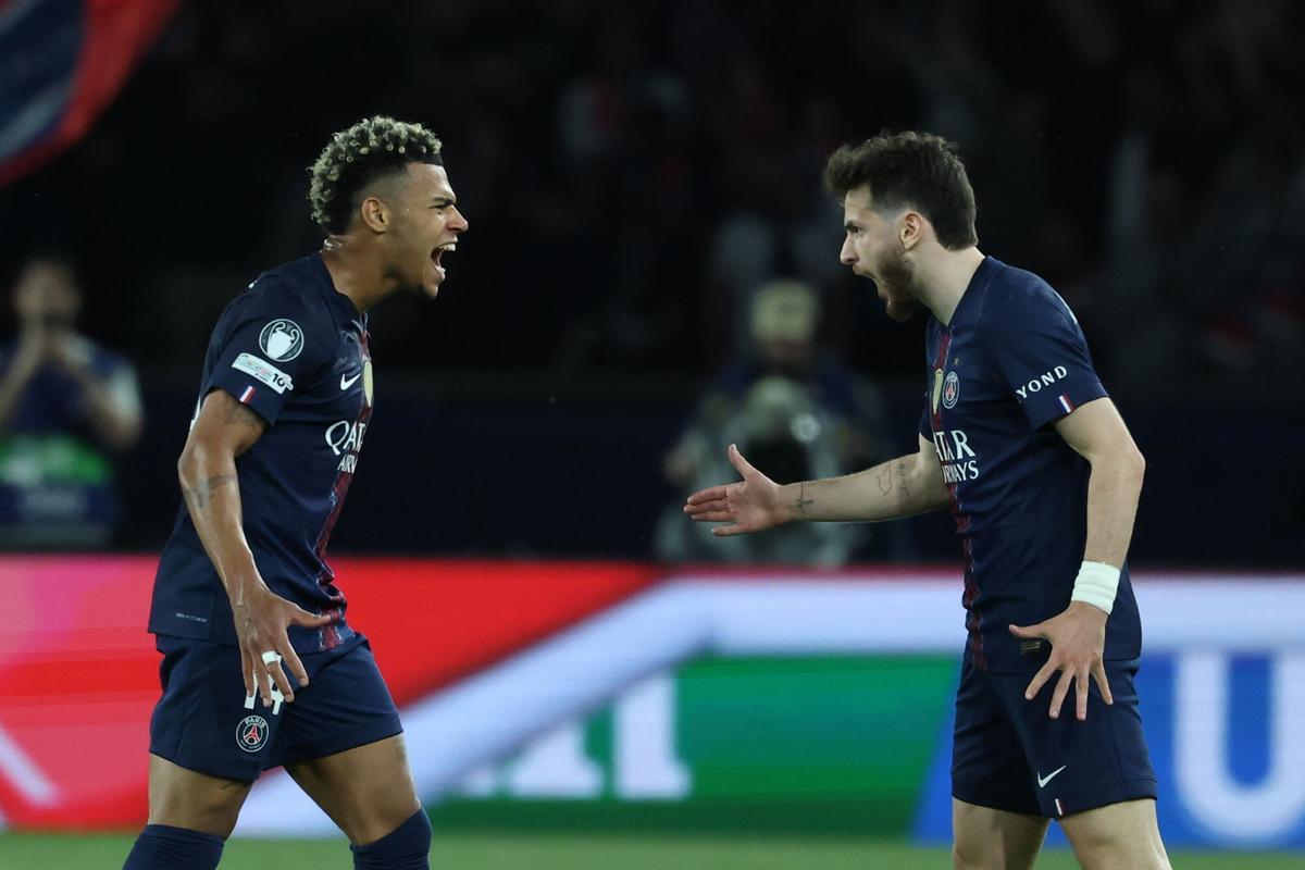 Kvaratskhelia celebra uno de los tantos del partido