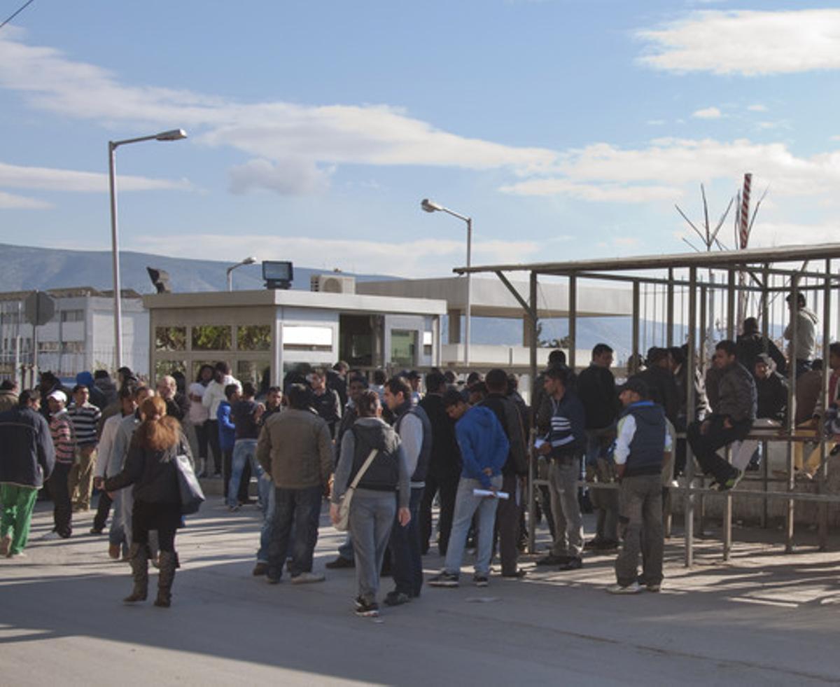 Immigrants esperen per rebre torn a les dependències de les oficines d’Immigració a Atenes.