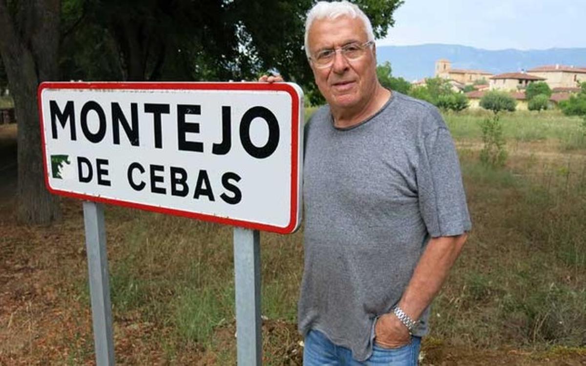 Lluís Pujol, en la entrada del pueblo donde reside en la actualidad, Montejo de Cebas (Burgos), donde regenta la Posada y la Bodeguilla Colás