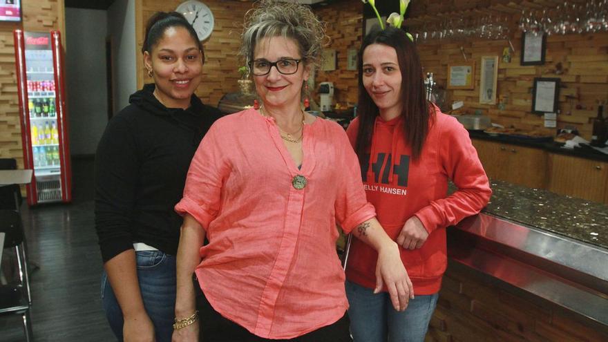 Mary González, en el centro, con dos de las camareras en el Bar Carballo. | Iñaki Osorio