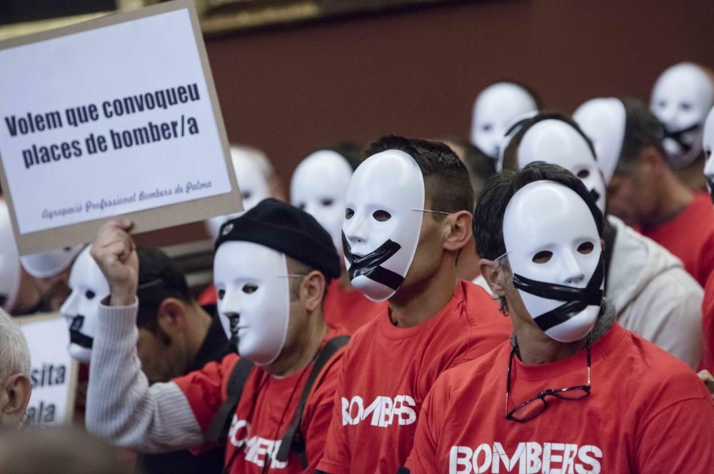 Los bomberos protestan en Cort con máscaras