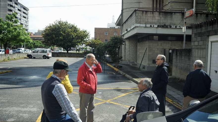 Unos jubilados se sentaron ayer frente a la entrada de su sede para impedir el vallado. // Iñaki Abella