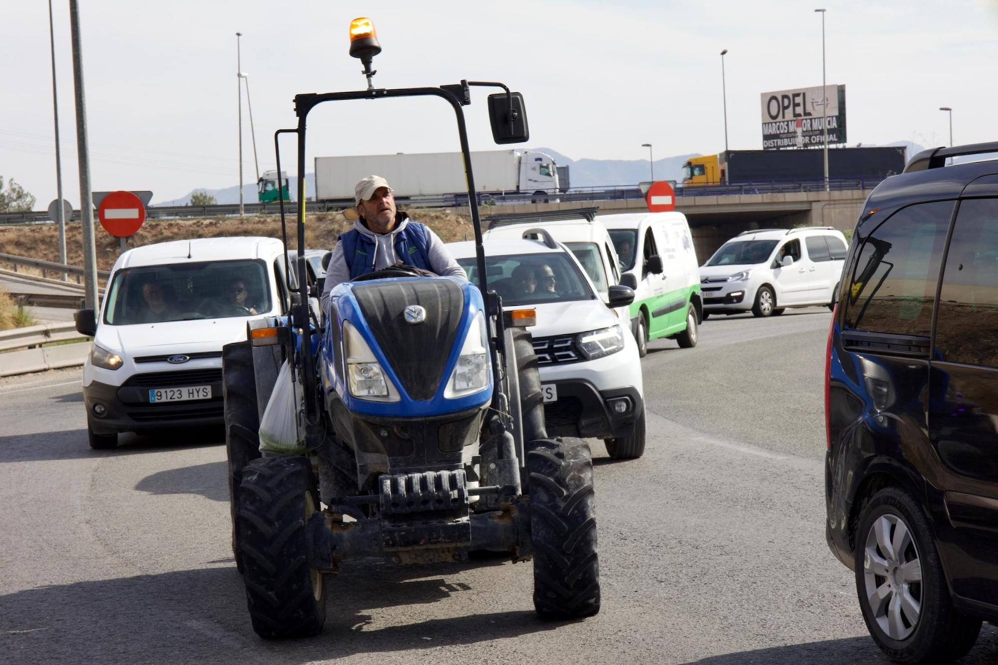 Las imágenes de la protesta de agricultores que ha colapsado el tráfico en Murcia