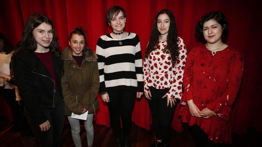 La xana Tamara Luna (en el centro), con sus damas de honor.