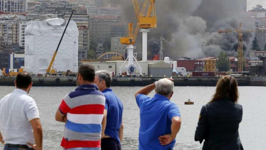 Imagen de la columna de humo y del incendio en la nave de Vigo.