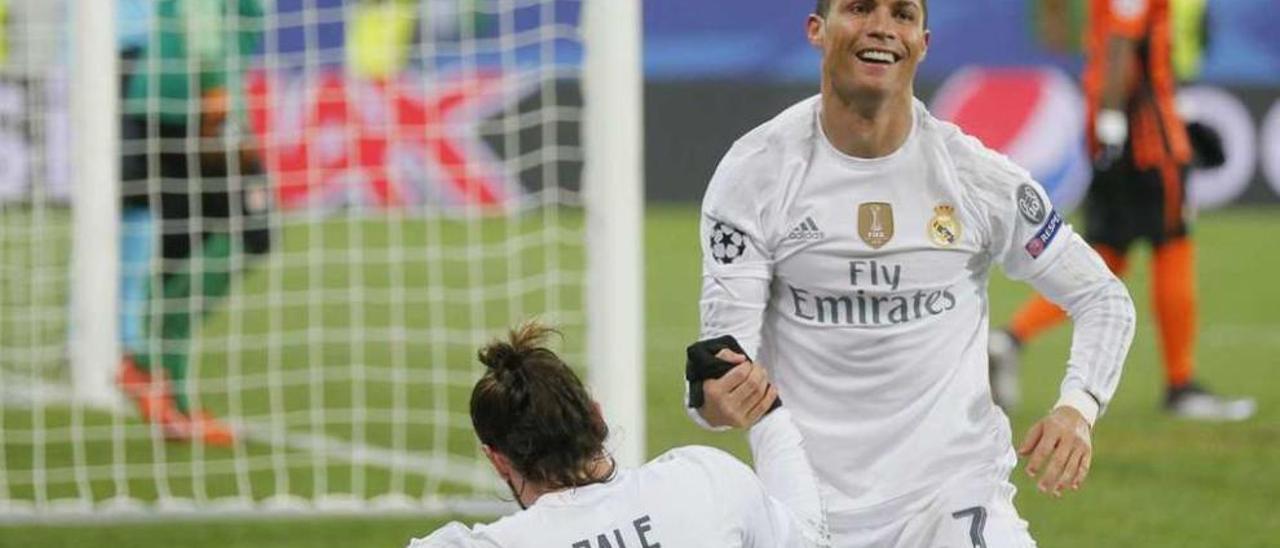 Bale y Cristiano se felicitan tras uno de los goles del miércoles. // Efe