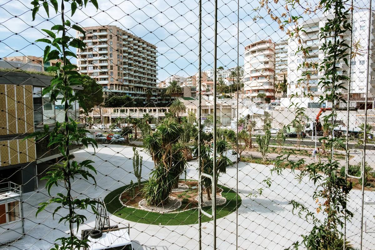 Entrada de Mar con el edificio donde se ubicará el restaurante Mar Salada, a la izquierda