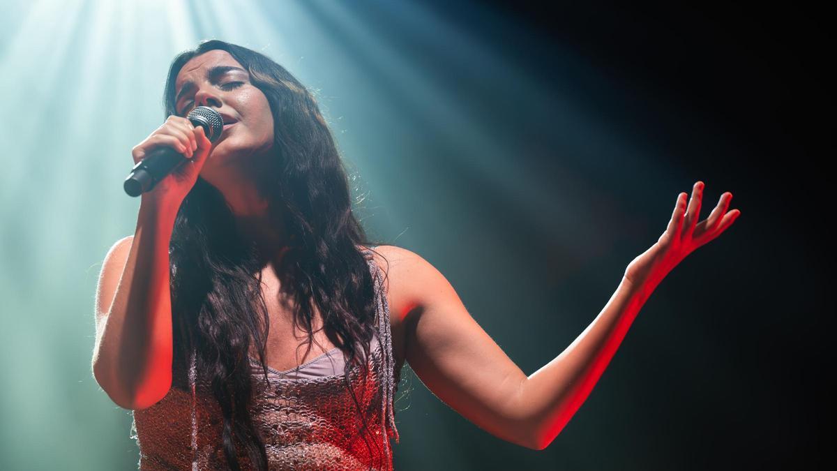 Júlia Colom, un arte de la canción poderoso y sutil en l’Auditori