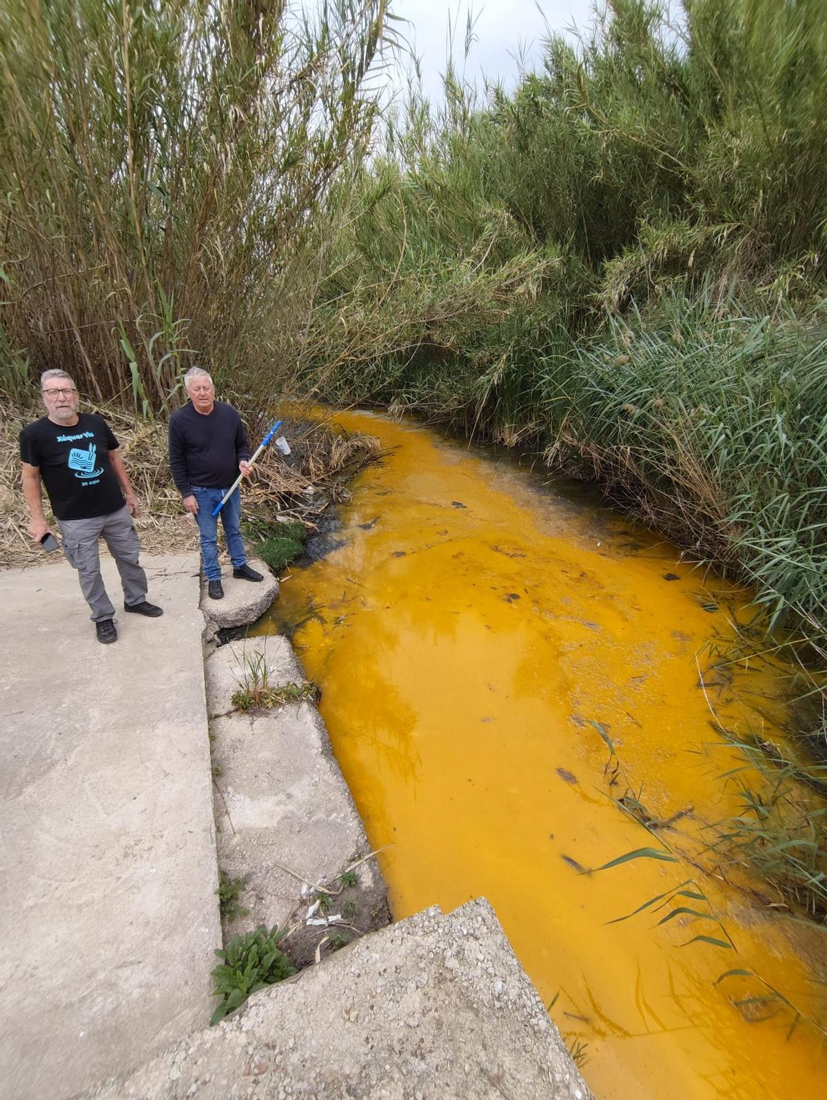 Dos voluntarios de Xúquer Viu junto al barranc Ample, donde han denunciado la realización de un vertido contaminante.