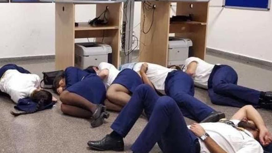 Ryanair acomiada els tripulants que van denunciar males condicions laborals amb una &quot;foto falsa&quot;