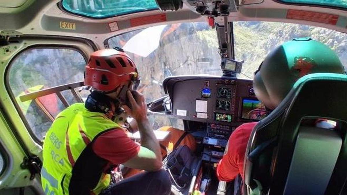 Dos efectivos de los Bomberos de Mallorca, a bordo de un helicóptero.