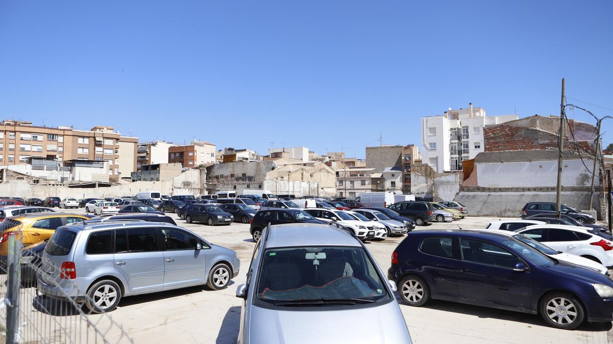 Solar que albergará el centro, actualmente utilizado como aparcamiento.