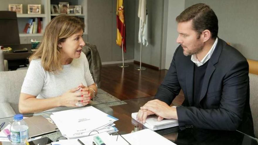 La conselleira Beatriz Mato y el alcalde José López, ayer, en Santiago.