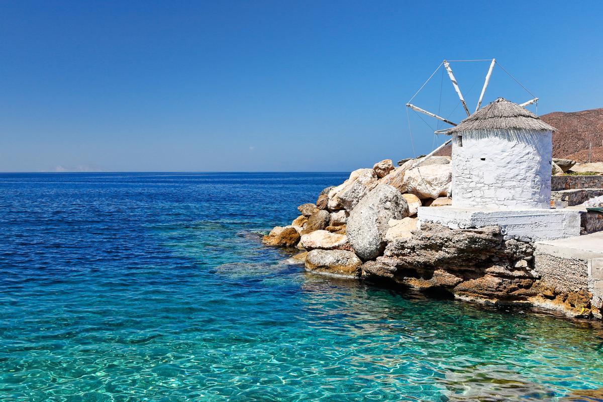Los famosos molinos de viento de la zona de Aegiali (Amorgos) se encuentran en la cima de la colina sobre el pueblo tradicional de Lagada, a poca distancia de Aegiali. Puedes disfrutar de un sendero de apenas 2 kilómetros para llegar.