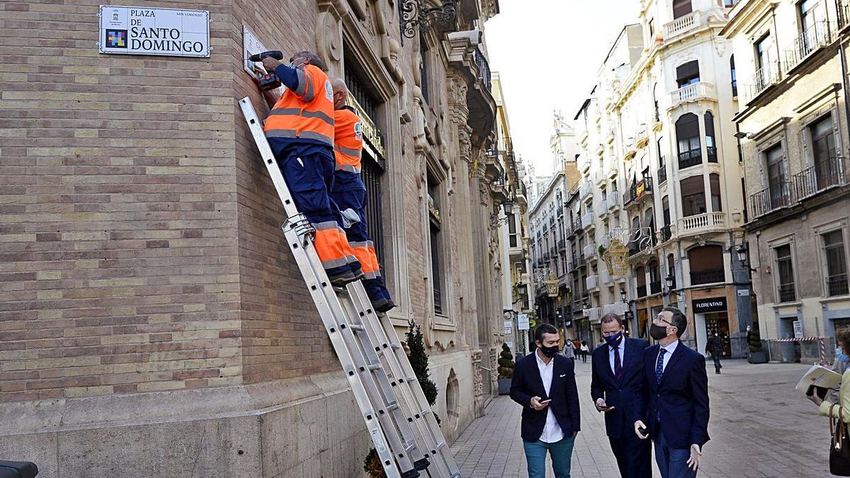 Ballesta acudió a la colocación de las primeras placas inteligentes en el centro de Murcia. | AYTO. MURCIA