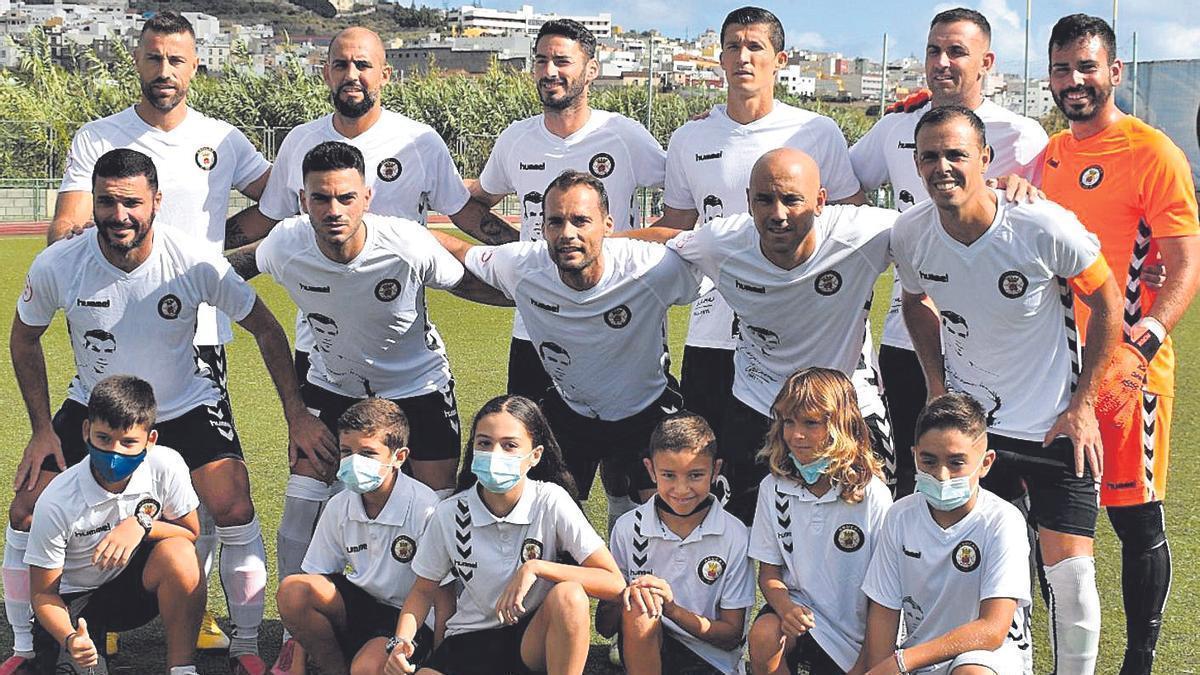 Formación inicial que presentaba ayer el Arucas en el encuentro disputado en su feudo ante el Tenerife B.