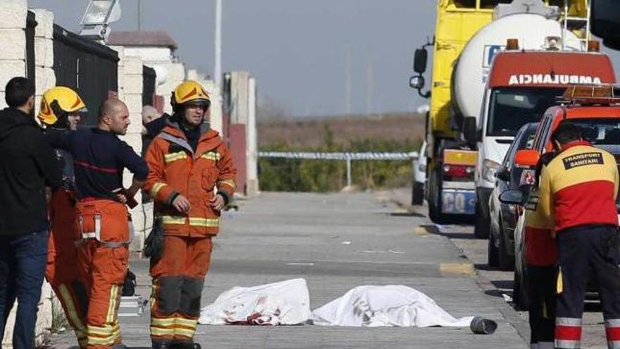 Los cuerpos de los dos fallecidos por la explosión ocurrida ayer en un almacén de biodiésel en Algemesí.