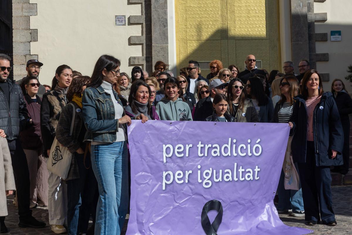 Momentos de la concentración por una Semana Santa inclusiva.