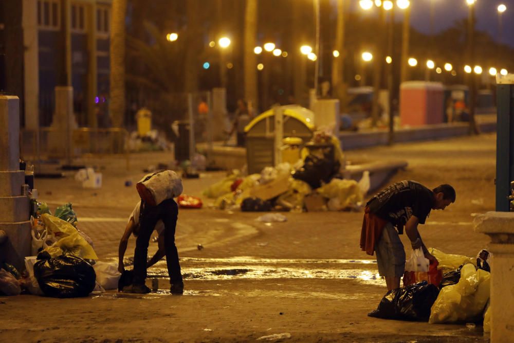 Recogida de residuos en la noche de San Juan en València