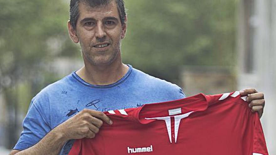 Raúl Vallejo, entrenador del Balonmano Gijón. | |  A. P.