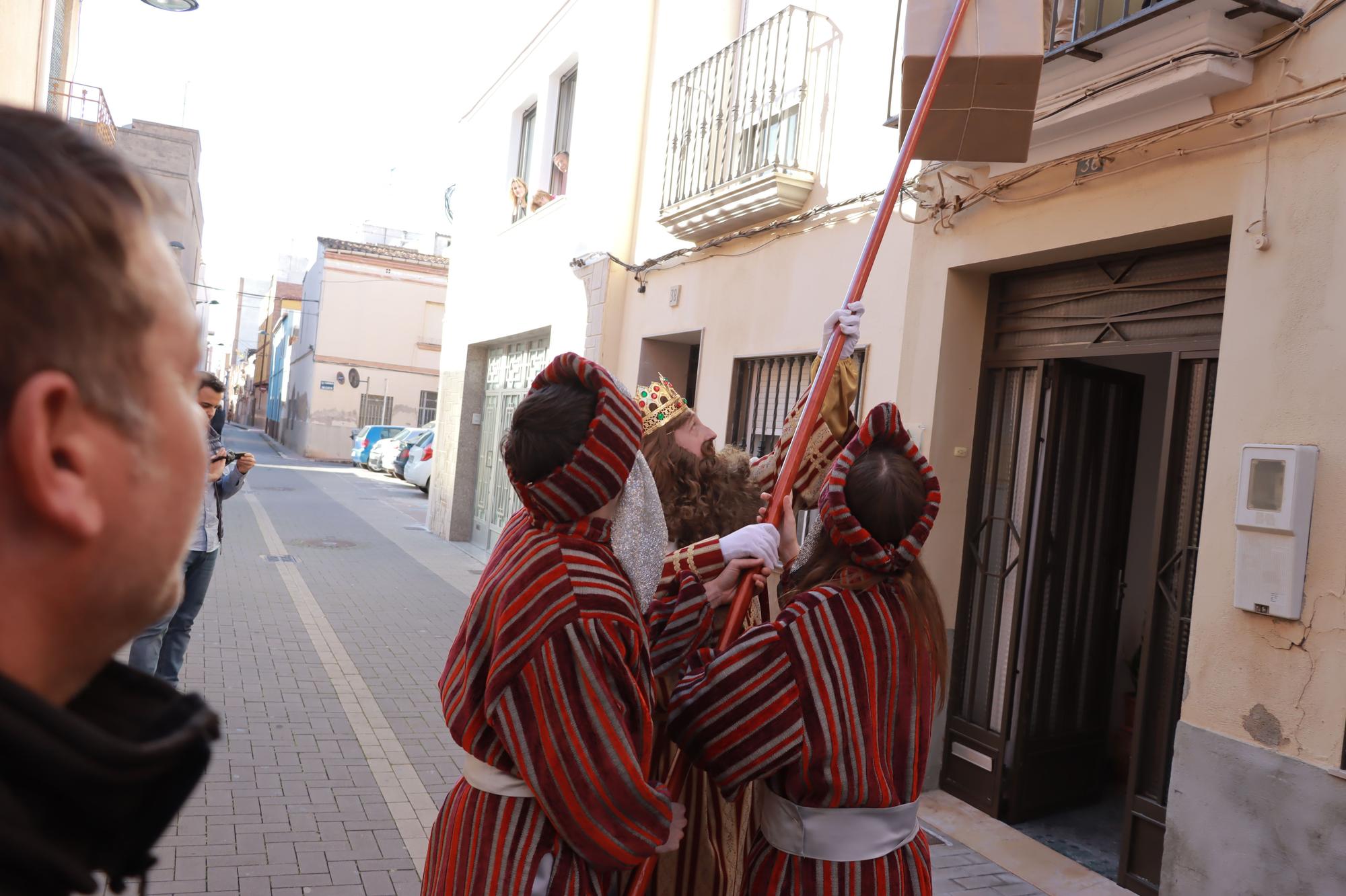 Los Reyes Mayos premian a los vecinos de Vila-real con cientos de regalos en este 2023