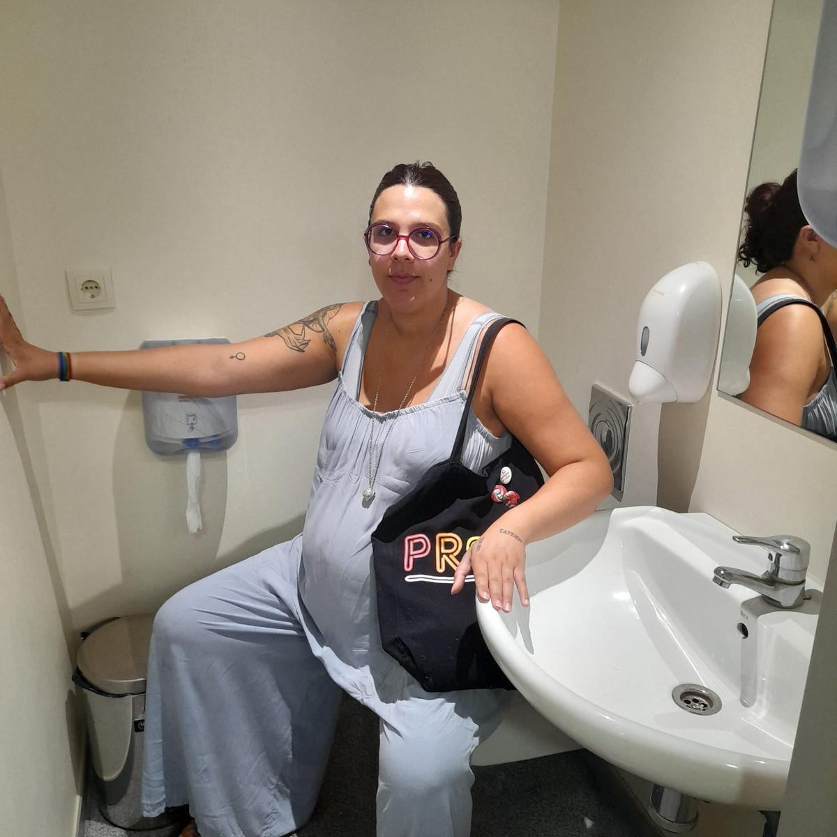 Una mujer embarazada comprueba el escaso espacio del único aseo del área de partos.