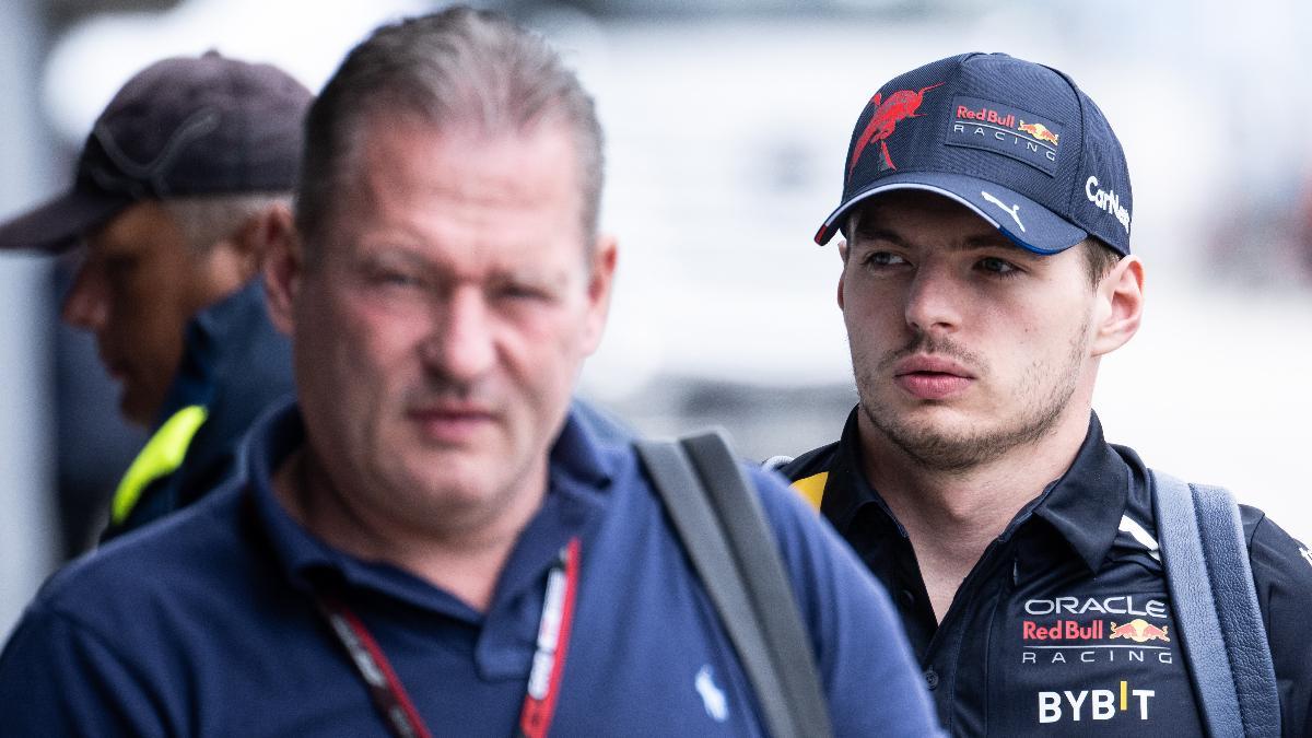 Jos Verstappen, llegando al circuito junto a su hijo Max
