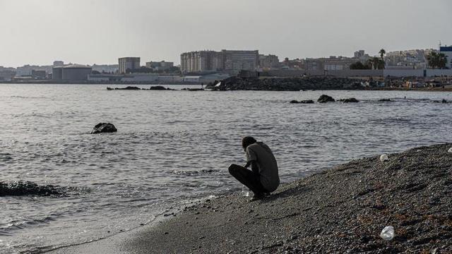 Imatge d’arxiu d’un migrant a Ceuta.