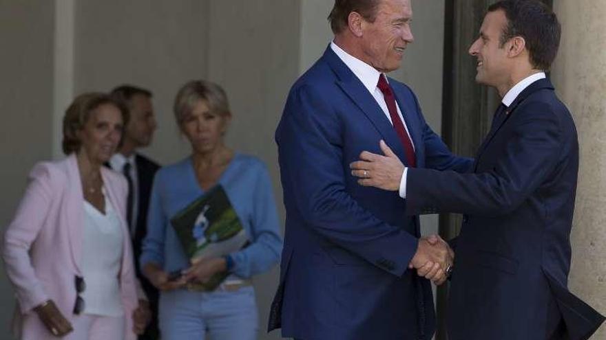 Schwarzenegger saluda a Macron, ayer, a su llegada al Elíseo.