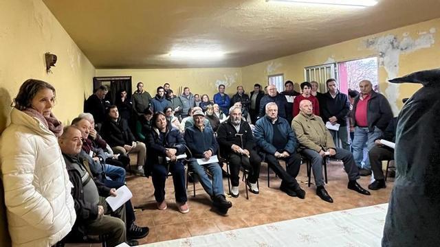 Medio centenar de vecinos acudió al encuentro con Camiñas en el teleclub de Carboentes.