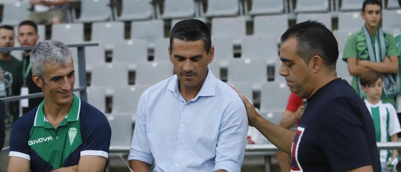 Juanito y Crespo, en presencia del doctor Bretones, en el amistoso del Córdoba CF contra el Mérida, el pasado verano.