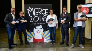 Jaume Collboni, Javier Pérez Andújar, Ada Colau, Patrick Klugman y Miguel Gallardo, junto al cartel de las fiestas de la Mercè.