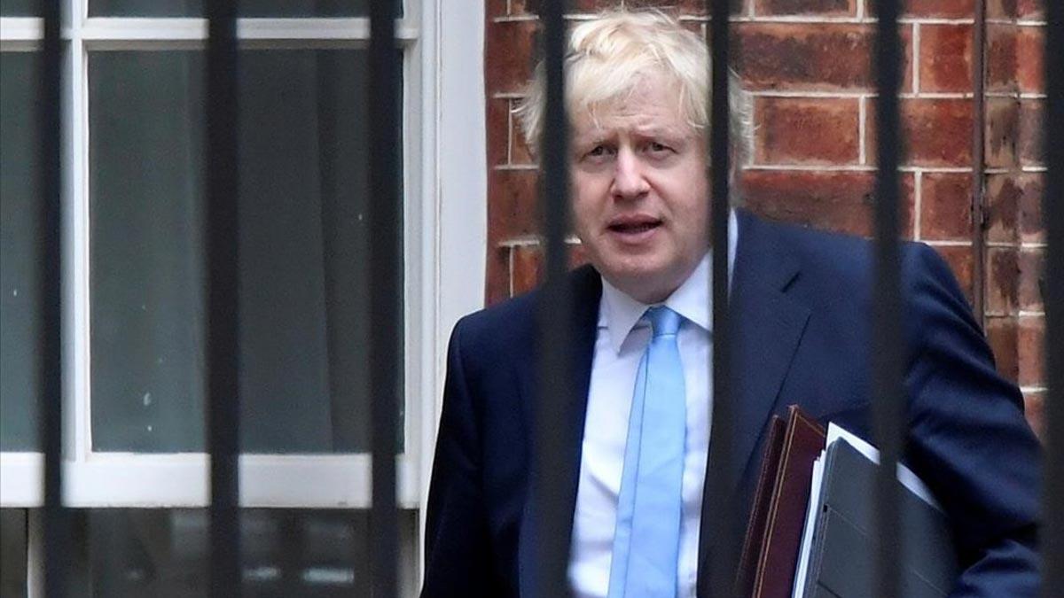 El primer ministro británico, Boris Johnson, saliendo de su residencia, en Downing Street.  