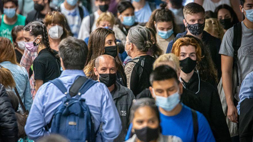 Pasajeros con mascarilla en el metro de Barcelona.