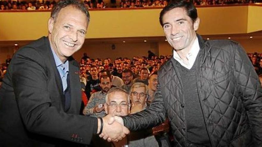 Joaquín Caparrós y Marcelino García Toral se dan la mano.