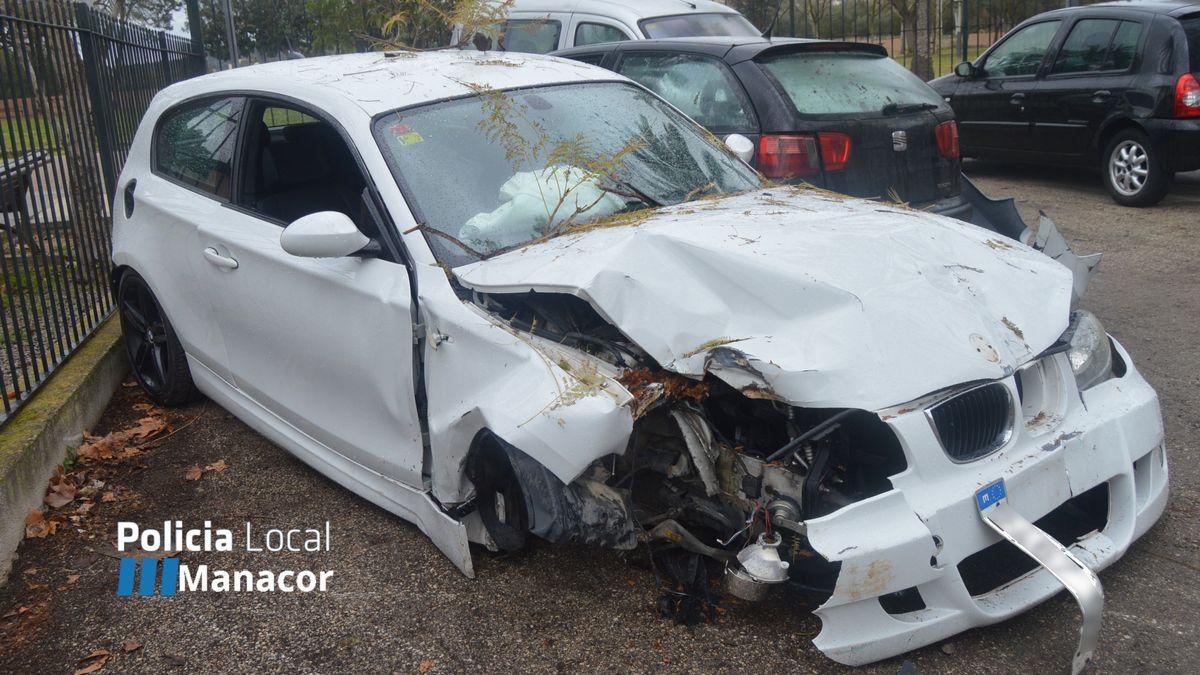 Das zerstörte Auto nach der Verfolgungsjagd durch Manacor.