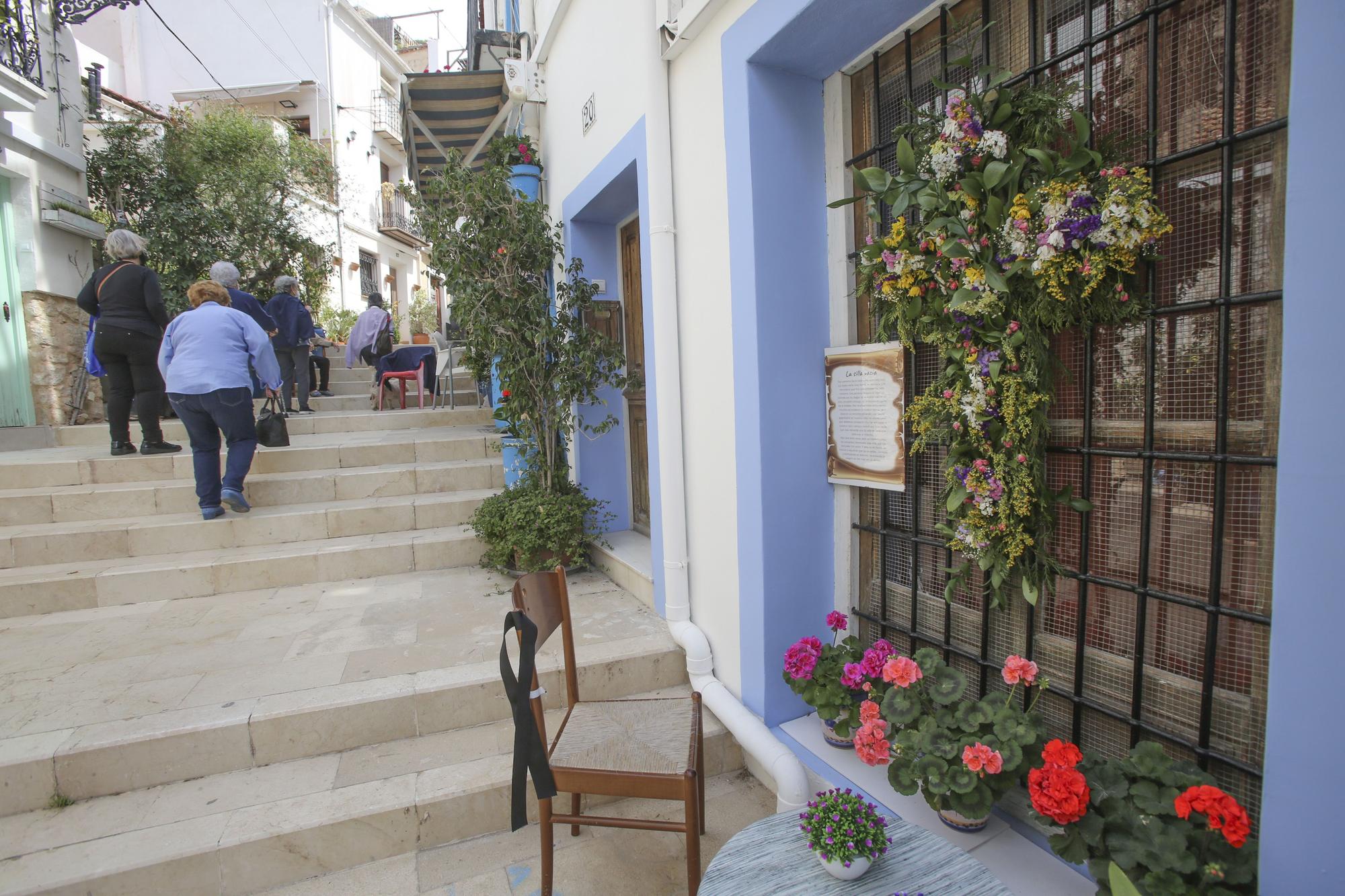 Vecinos del barrio de Santa Cruz en Alicante engalanan las calles con las tradicionales Cruces de Mayo