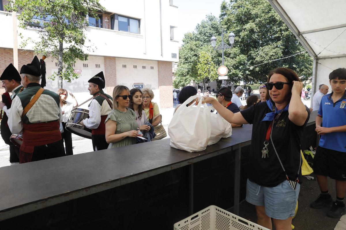 Santullano dice adiós a las fiestas de Santa Filomena con el reparto de 4.200 bollos preñaos en Oviedo, en imágenes