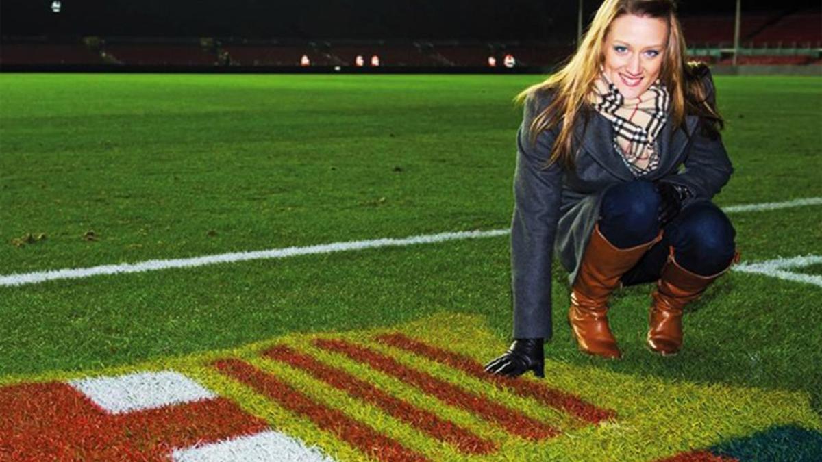 Mireia Berlmonte posa con el escudo del Barça en el Camp Nou