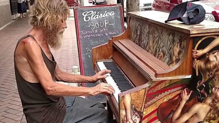 Un indigente conquista Internet por su talento con el piano