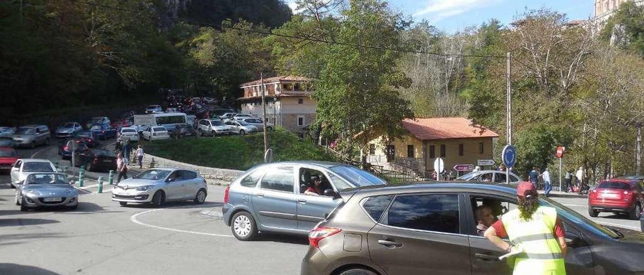 Tráfico intenso en Covadonga en un día de verano.