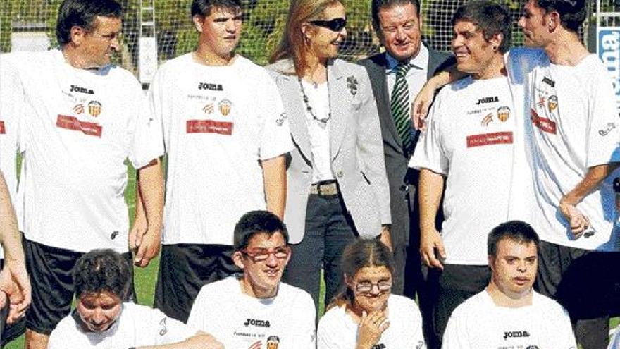 La infanta doña Elena de Borbón saludó ayer a los discapacitados que disfrutan del fútbol en la Ciudad Deportiva del Valencia.