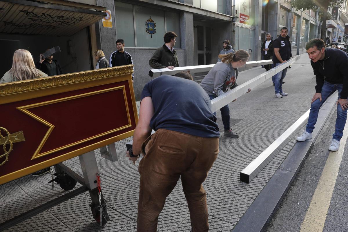 Los porteadores de la imagen de Jesús Cautivo al inicio de los ensayos en la calle Fray Ceferino.