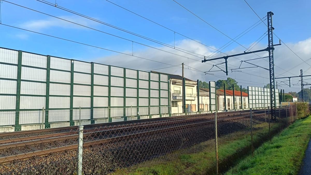 La colocación de las pantallas translúcidas en la parroquia de Laraño, en Santiago, ya está en marcha.