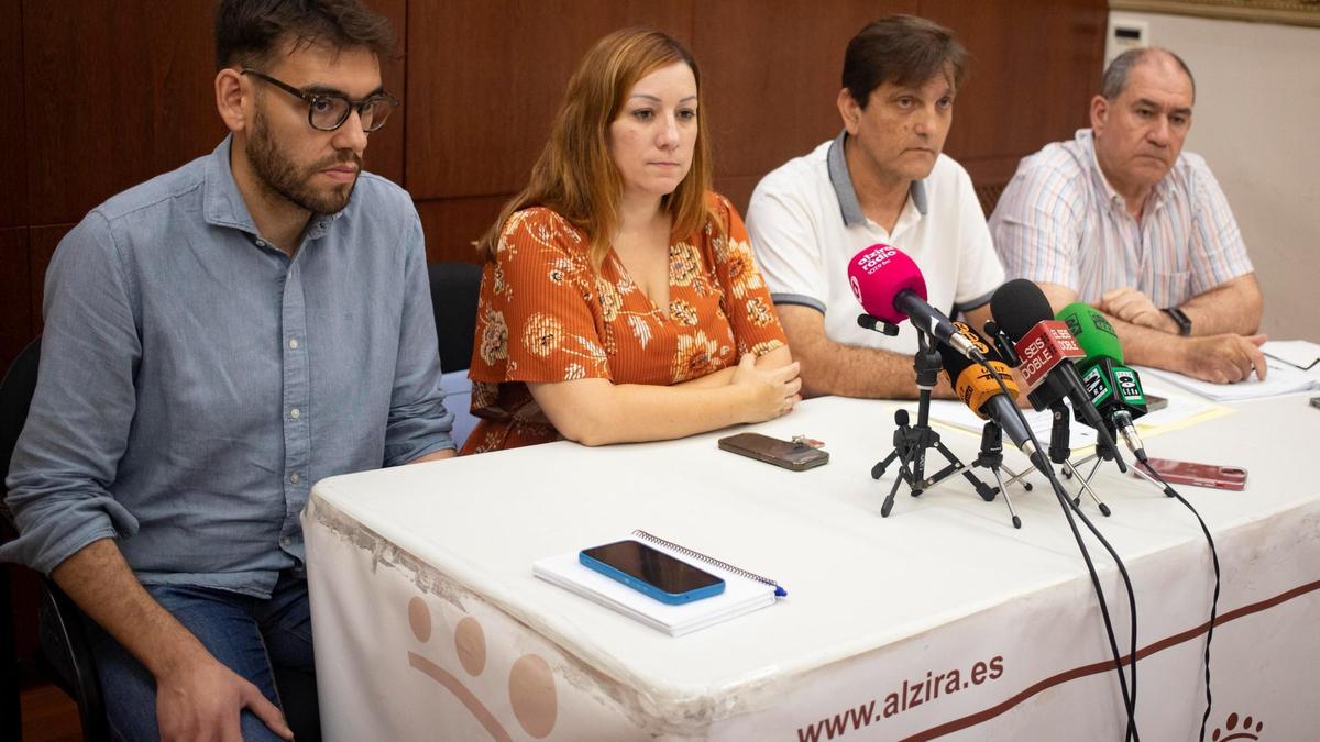 Andrñes Gomis (Compromís), Gemma Al-os (PSPV), el alcalde y Enrique Montalvá, (UCIN).