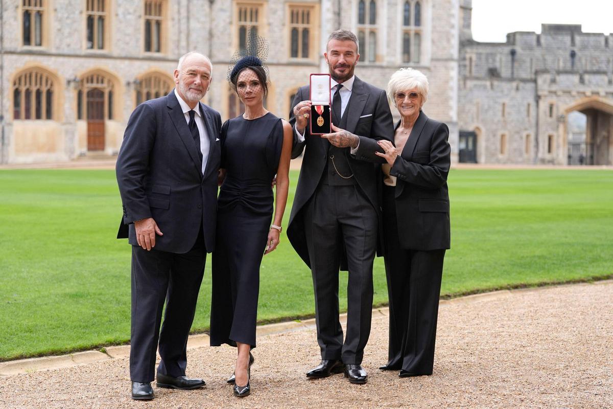 David Beckham, junto a su mujer y sus padres en Berkshire