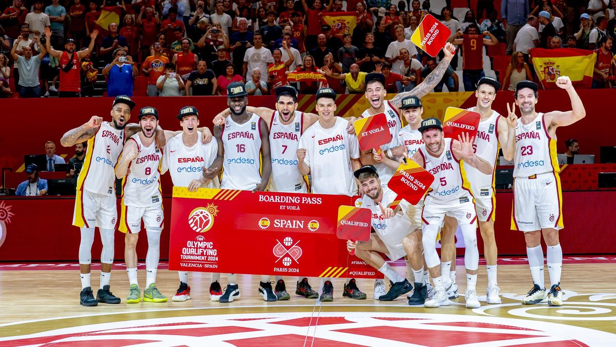 La selección española posa con el billete a París tras el triunfo ante Bahamas en el Preolímpico.