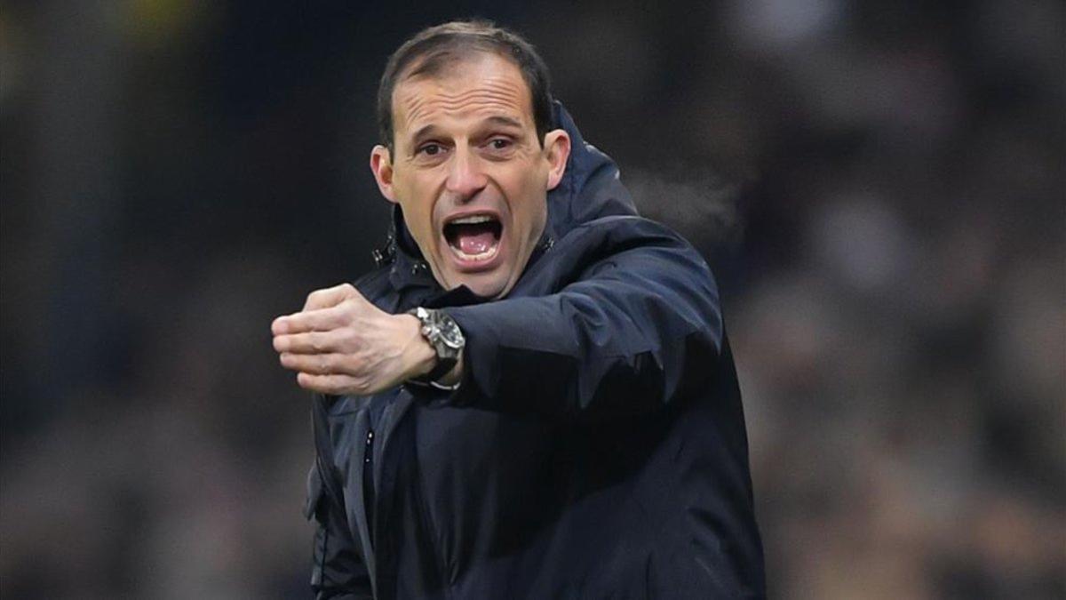 Allegri dando instrucciones durante un encuentro