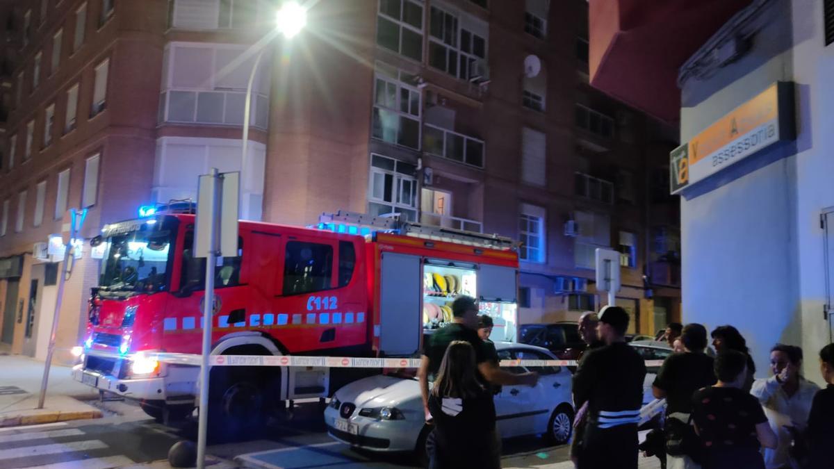 Así apagaron los vecinos un incendio declarado en un piso de Xàtiva