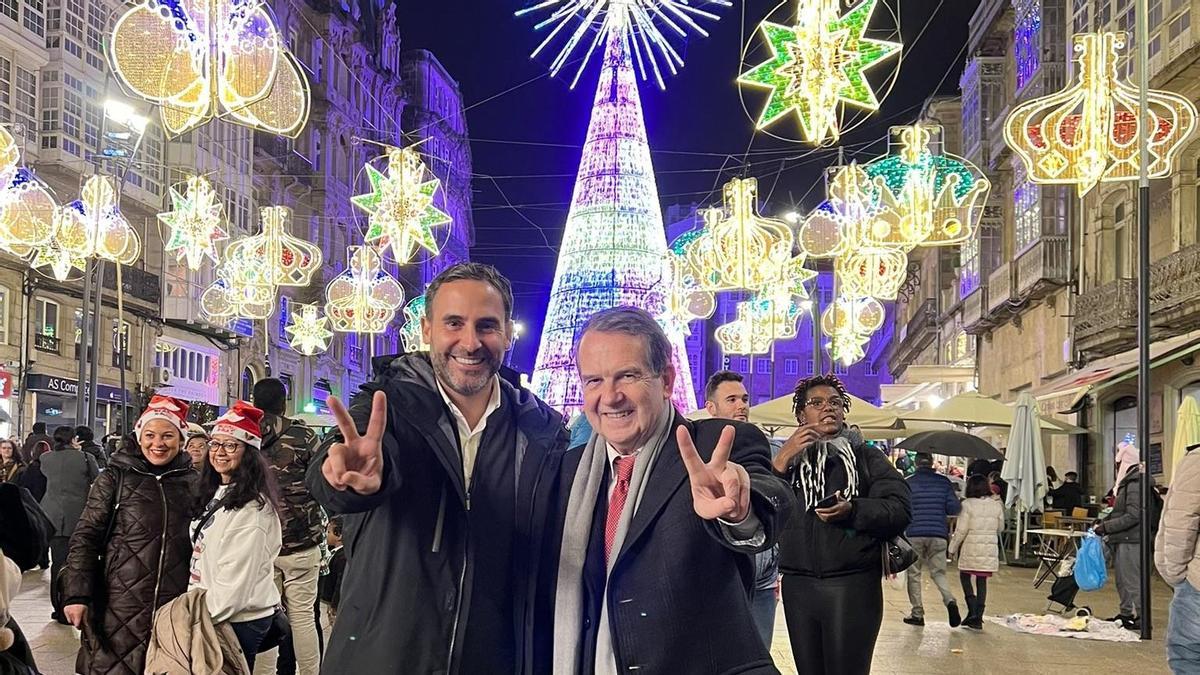 El socialista Dani Pérez, en el alumbrado de Vigo con el alcalde Abel Caballero.